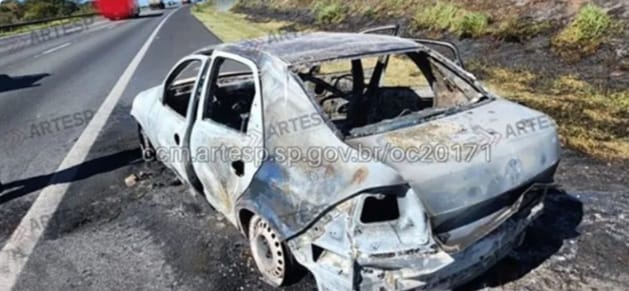 Veículo pega fogo e causa congestionamento na Bandeirantes